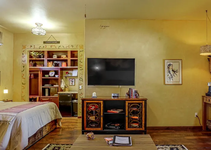 Historic Artist Village & Golf Casita Apartment